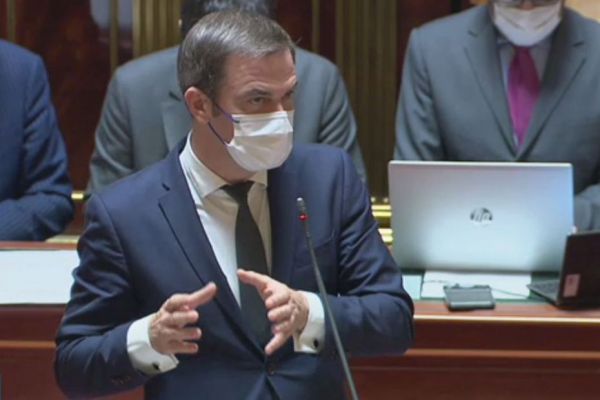 "L'obligation vaccinale doit s'appliquer à Saint-Pierre et Miquelon", la réponse d'Olivier Véran est ferme