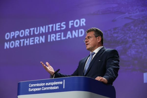 Brexit: Bruxelles propose d'alléger les contrôles en Irlande du Nord pour apaiser les tensions