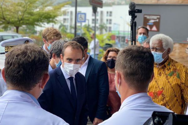 Sébastien Lecornu à la rencontre des personnels soignants