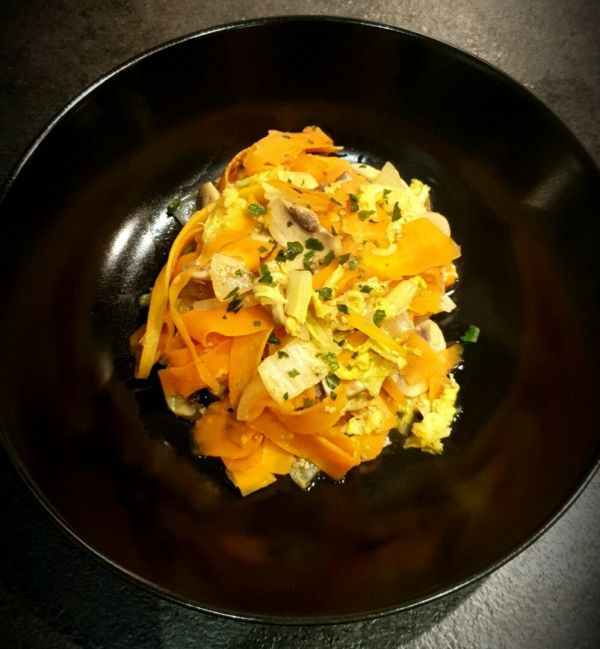 POÊLÉE ASIATIQUE CHOU CHINOIS, CAROTTES ET CHAMPIGNONS