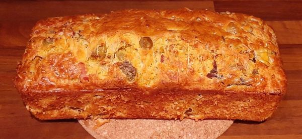Cake salé aux lardons, olives et champignons. Une recette maison facile !