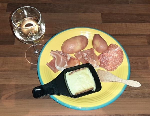 Recette de la raclette traditionnelle et originale. Un plat convivial en hiver !