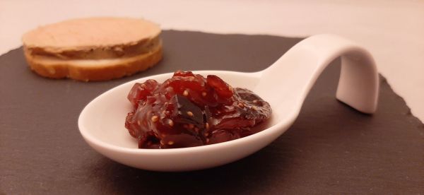 Chutney de figues fraîches avec oignons, épices et miel. Recette pour Noël
