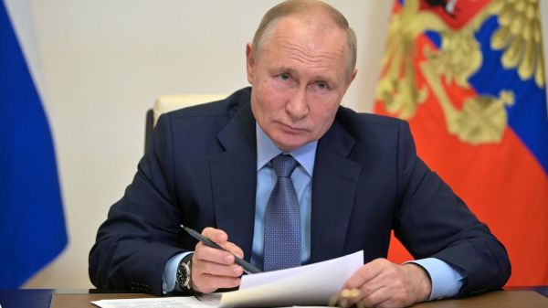 Covid-19 : Vladimir Poutine décrète une semaine chômée pour enrayer la flambée de l'épidémie en Russie