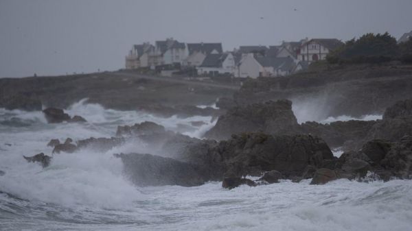 DIRECT. Tempête Aurore : 250 000 foyers privés d'électricité et de lourdes perturbations sur le réseau SNCF en Normandie