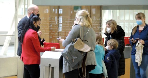 Pas de vaccin, pas de salaire :  voici comment d'autres pays traitent les personnes non vaccinées