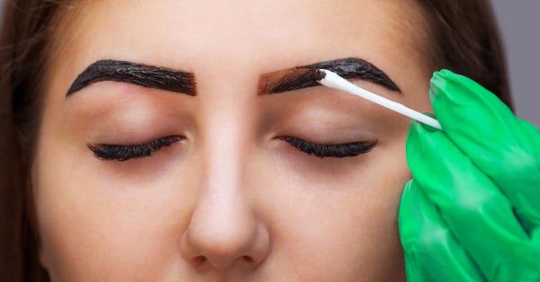 Teinture de sourcils maison : l'astuce naturelle pour les avoir plus épais en quelques minutes