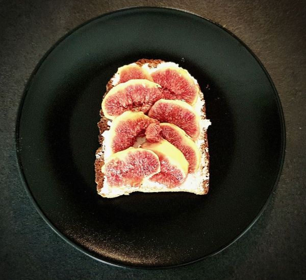 Toast apéro figues, fromage frais et miel. Une recette pour un apéritif festif