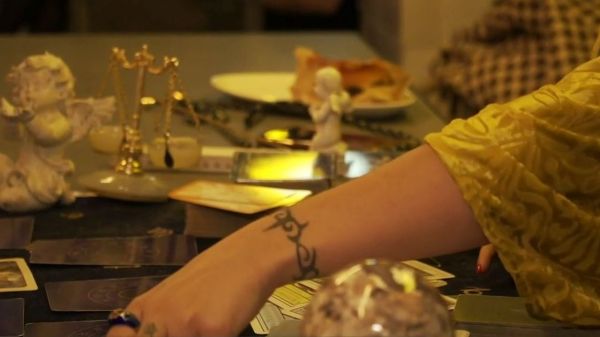 VIDÉO- Voyance, business et addiction : l'enquête de "Sept à Huit" sur les "nouvelles sorcières"