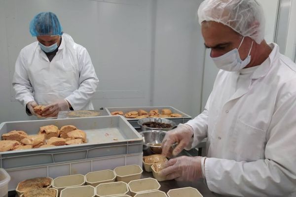 A Miquelon, on s'active pour préparer les foies gras avant les fêtes
