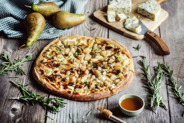 Pizza à la fourme d'Ambert, poire et miel