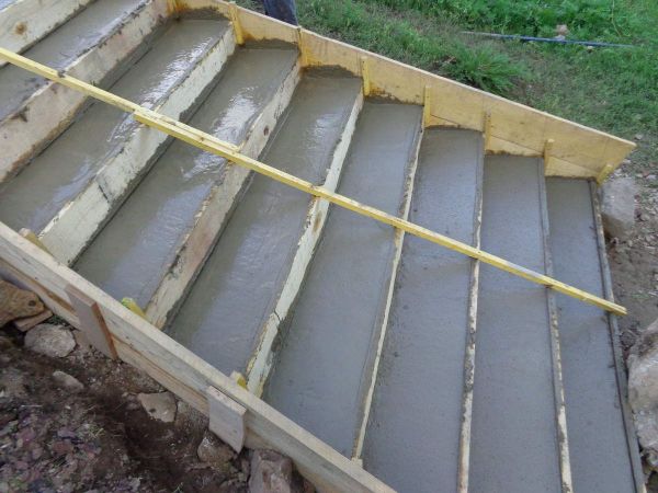 Misterbricolo coule du béton dans son coffrage d'escalier ...