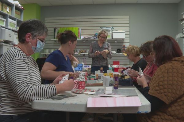 Des calendriers de l'avent en cours de réalisation dans un atelier de Saint-Pierre