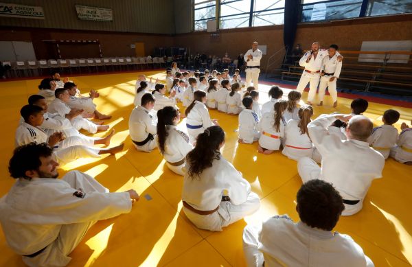 Petits et grands en admiration devant des médaillés olympiques de judo à Saint-Maximin