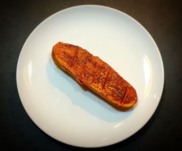Patate douce aux épices rôtie au four. une recette riche en vitamines A et C