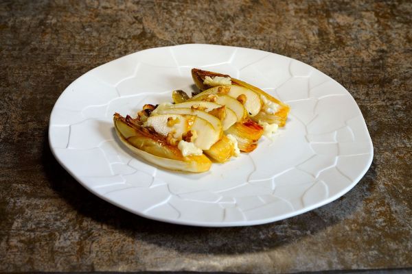 Endives braisées au miel, poires, noix et gorgonzola