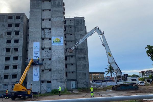 Tours Floralies : la fin d'une époque, l'opération de démolition a démarré à Cayenne