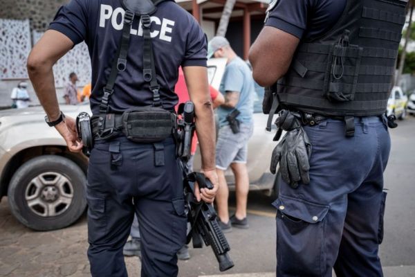 Un duo machiavélique de faux policiers arrêté pour avoir escroqué plusieurs personnes