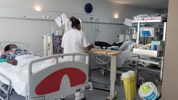 REPORTAGE. "Je sors de cinq nuits blanches" : en Guadeloupe, le stress des patients sous dialyse et des soignants face aux barrages routiers