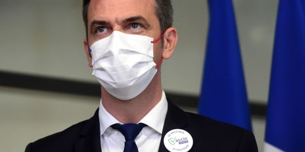Covid-19 : le port du masque redevient obligatoire en intérieur, déclare Olivier Véran