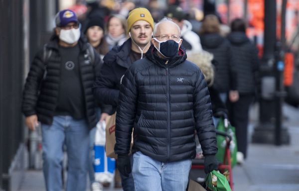 Le nombre quotidien de nouveaux cas franchit la barre des 900 au Québec