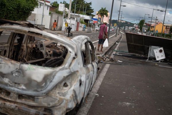 En Martinique, le préfet instaure un couvre-feu « jusqu'au retour au calme »