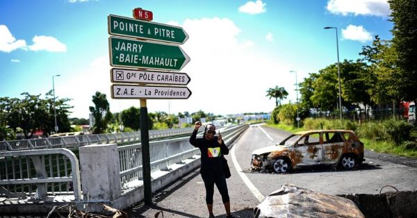 Antilles: la contestation continue, le couvre-feu imposé en Martinique