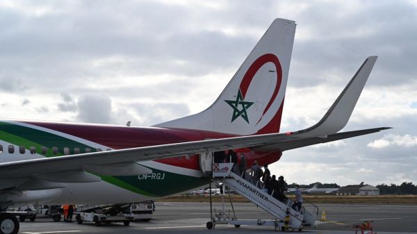 VIDÉO - "Si vous partez maintenant, vous ne pourrez pas revenir" : les voyageurs désemparés après l'arrêt des liaisons Maroc-France