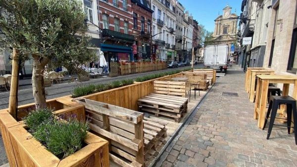 Terrasses, coronapistes, élargissement des trottoirs : la pandémie accélère la (re) conquête de l’espace dédié aux voitures