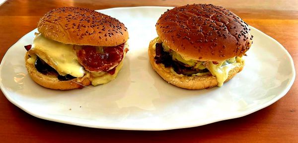 Burger végétarien aux röstis, morbier et oignon caramélisé. Recette au four