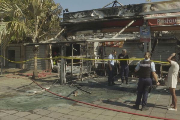 A l'Hermitage, un incendie se déclare en pleine nuit et dévaste trois commerces