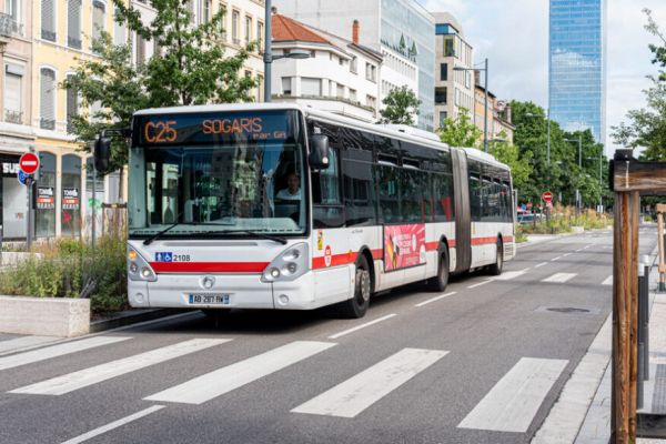 À Villeurbanne, deux adolescents agressent une femme dans un bus TCL avec une branche