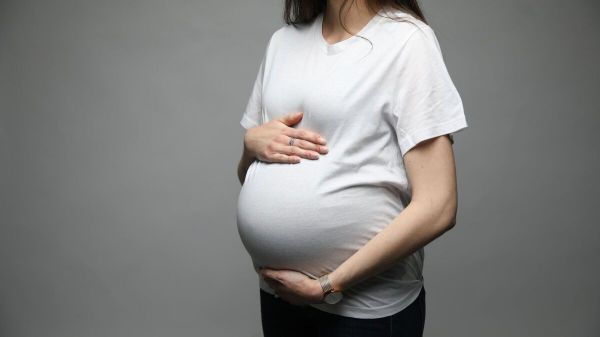 Maternité et Covid-19 : des complications plus fréquentes pour les mères, les cerveaux des bébés se développent bien