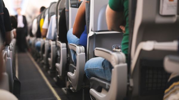 Face à Omicron, l'OMS déconseille les voyages aux personnes à risque, mais juge inutile leur interdiction