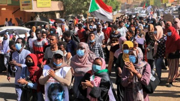 Soudan: la rue maintient la pression malgré l'accord entre Hamdok et la junte