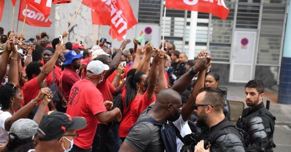 Antilles: situation toujours tendue, Lecornu ouvert sur l'obligation vaccinale
