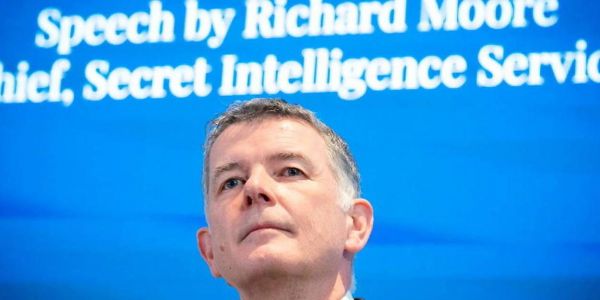 Pourquoi le patron du renseignement britannique écrit toujours à l'encre verte