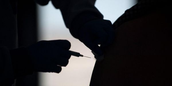 Variant Omicron : les laboratoires se lancent dans l'adaptation de leurs vaccins