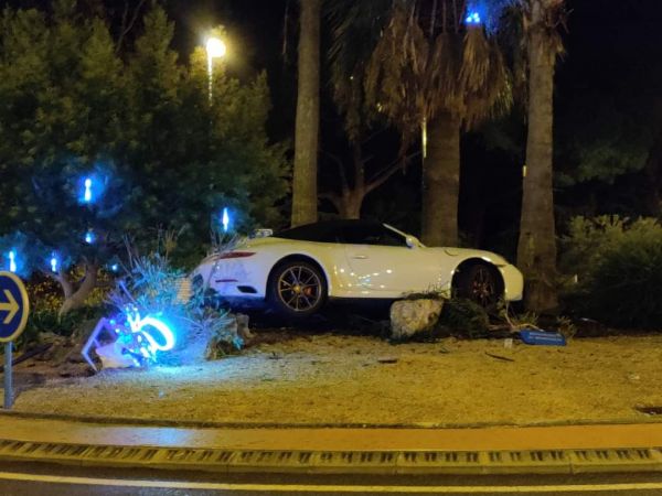 La Porsche boxster d'un P.-D.G. suisse s'encastre sur un rond-point à Mandelieu