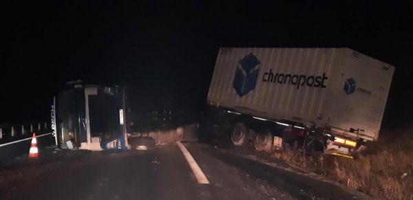 Ladiville : un camion se couche sur la RN 10, 20 km de bouchons