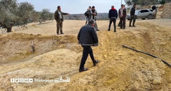 Les forces d'occupation israéliennes rasent et détruisent les routes qui mènent à la montagne de Sbaih dans le village de Beita
