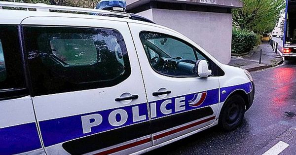 Un "cédez-le-passage" grillé et une voiture de police emboutie à Avignon