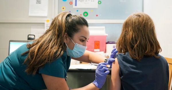 Vers une vaccination des enfants ouverte "début janvier", confirme Attal