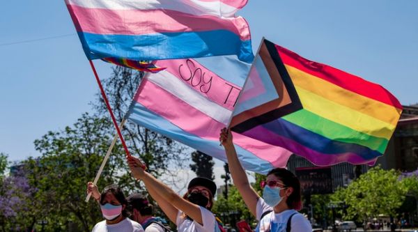 « Thérapies de conversion » : la droite sénatoriale bute sur l'identité de genre