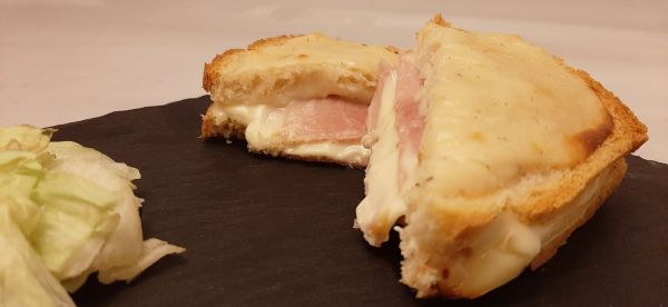 Croque-monsieur emmental, jambon cuit et béchamel au four. Gourmand !