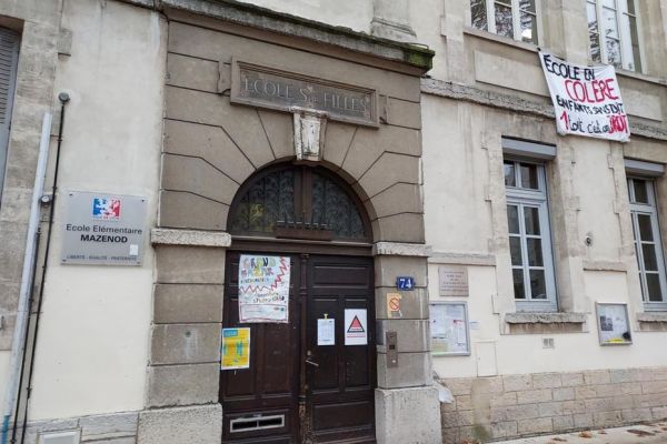 Lyon : l'école Mazenod, une de plus, occupée par des parents d'élèves pour héberger des familles sans toit