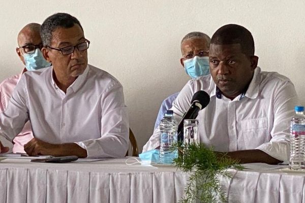 Cahier de proposition en main, les élus de Guadeloupe font front commun dans la crise