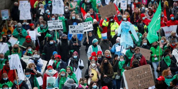 Covid-19 : le Portugal ouvre la vaccination aux 5-11 ans, manifestation en Belgique contre l'obligation vaccinale des soignants