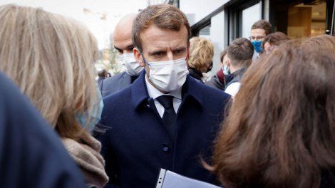 Covid-19 : la 5e vague "met un coup au moral des Français", estime Emmanuel Macron
