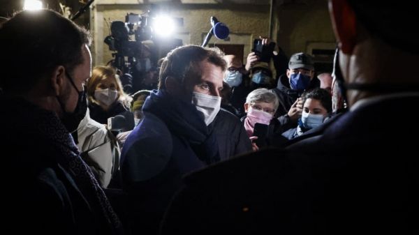 "C'est bien tenté": Macron continue de botter en touche sur son éventuelle candidature